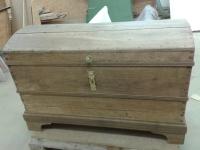 Holzkiste mit Schloss