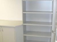 Regal mit Schreibtisch in Büro 