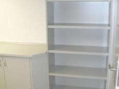 Regal mit Schreibtisch in Büro 