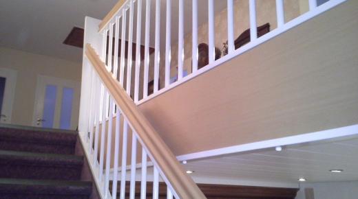 Modernisierung einer Treppe mit weißem Geländer (Ansicht von unten) 