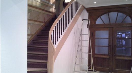 Modernisierung einer Treppe mit weißem Geländer (Ansicht von unten)