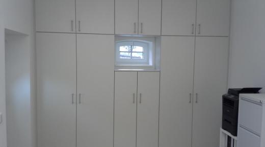 Büroschrank um Fenster herum