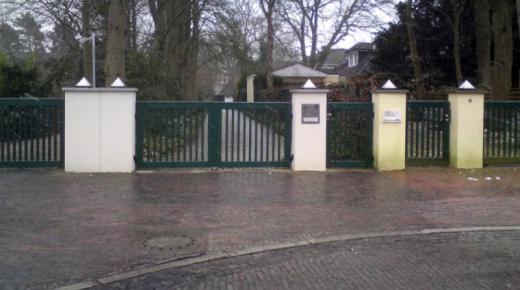 Elektronisches Hoftor in grün