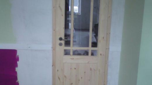 Zimmertür mit Licht-Ausschnitten