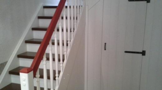 Treppe mit Podest und integriertem Schrank (seitliche Ansicht)
