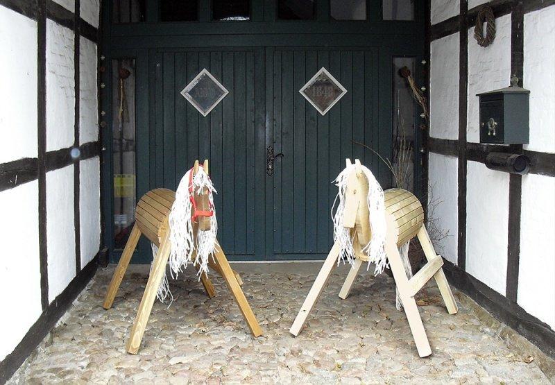 Zwei Holzpferde 
