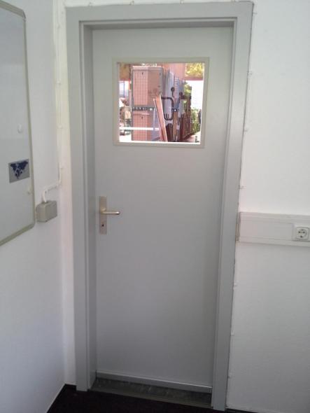 Bürotür mit Bodendichtung und Lichtausschnitt 