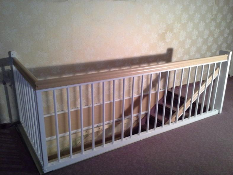 Modernisierung einer Treppe mit weißem Geländer (seitliche Ansicht von oben)) 