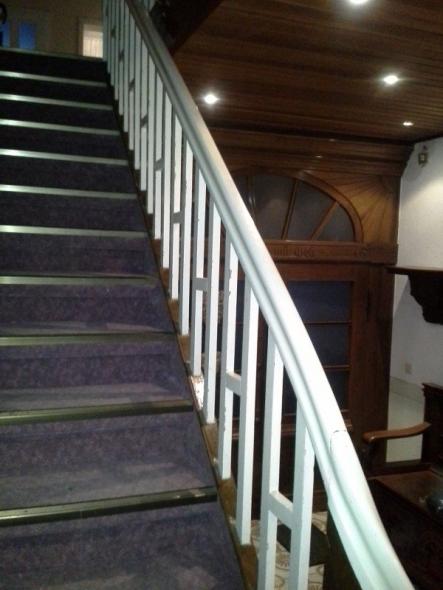 Treppe mit weißem Geländer vor der Modernisierung