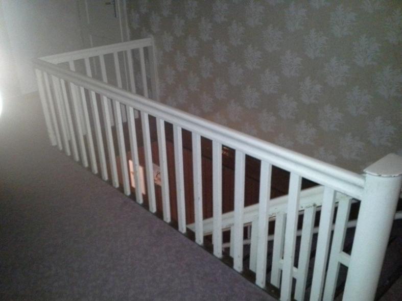 Treppe mit weißem Geländer vor der Modernisierung (Ansicht von oben)
