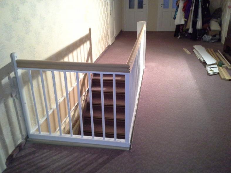 Modernisierung einer Treppe mit weißem Geländer (Ansicht von oben) 
