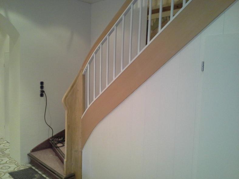 Modernisierung einer Treppe mit weißem Geländer (seitliche Ansicht von unten)