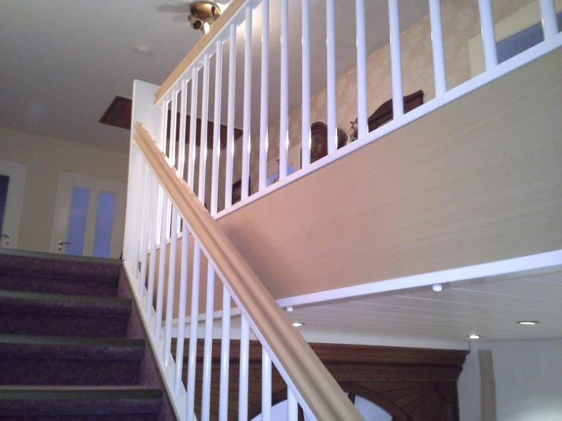 Modernisierung einer Treppe mit weißem Geländer (Ansicht von unten) 