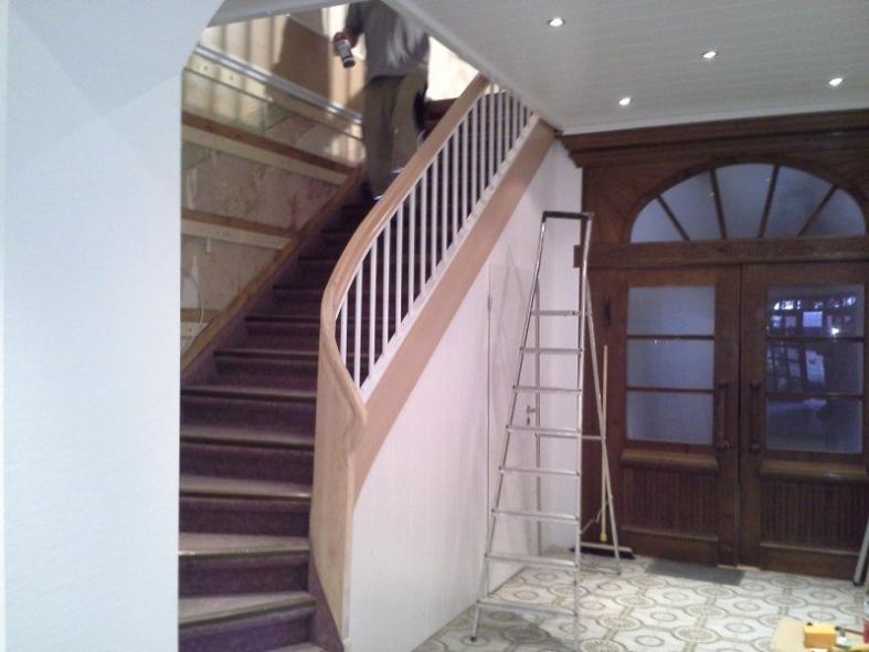 Modernisierung einer Treppe mit weißem Geländer (Ansicht von unten)