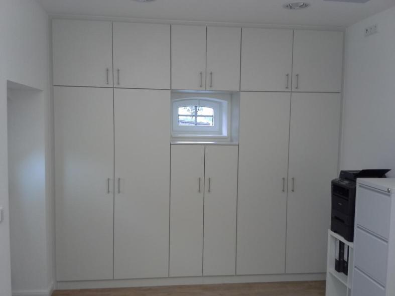 Büroschrank um Fenster herum 