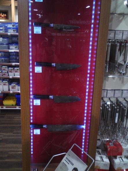 Holzregal für laden mit Vitrine für Messer 