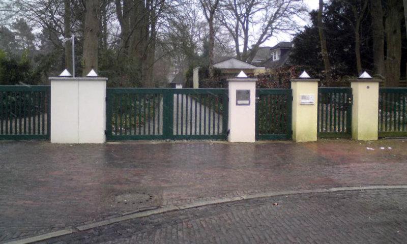 Elektronisches Hoftor in grün 