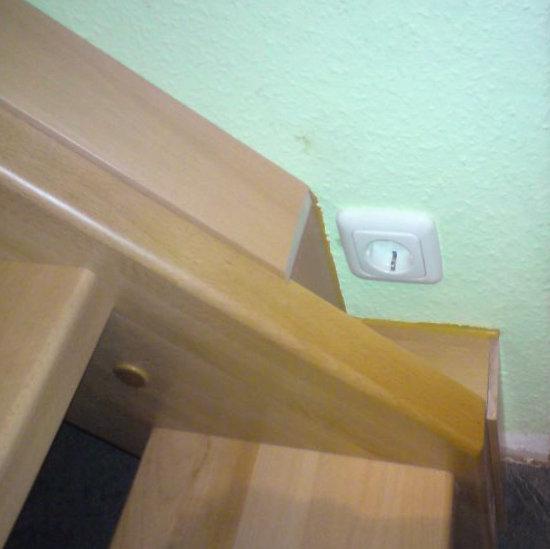 Gerade Treppe aus Buche mit Steckdosen-Ausschnitt