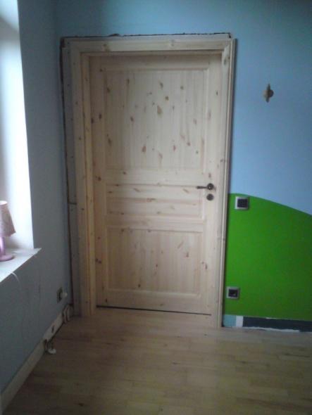 Zimmertür mit drei Ausschnitten