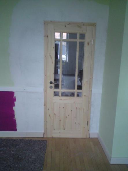 Zimmertür mit Licht-Ausschnitten