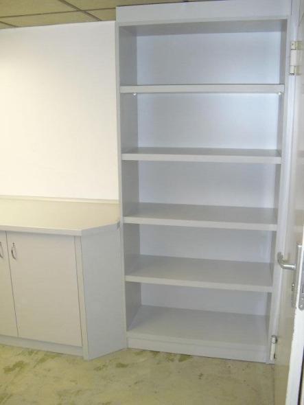 Regal mit Schreibtisch in Büro 