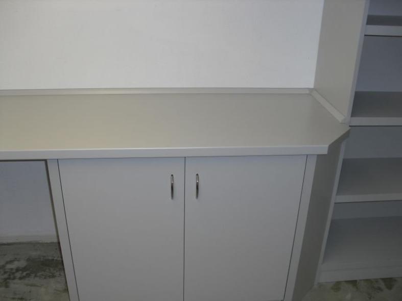Schreibtisch mit Unterschrank in Büro 