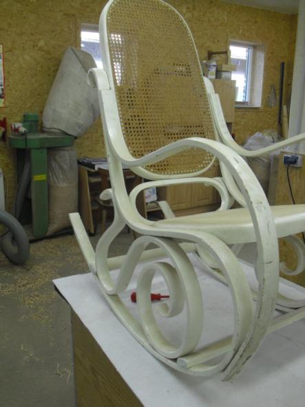 Restauration eines Schaukelstuhls (seitliche Ansicht vorher) 