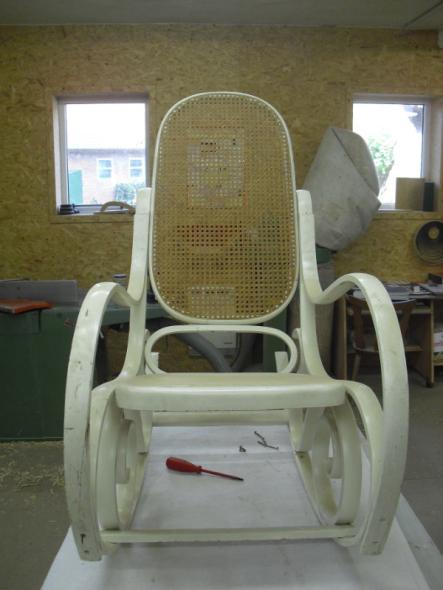 Restauration eines Schaukelstuhls (frontale Ansicht vorher) 