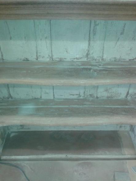 Restauration eines Tellerschrankes (Nahaufnahme der Fächer)