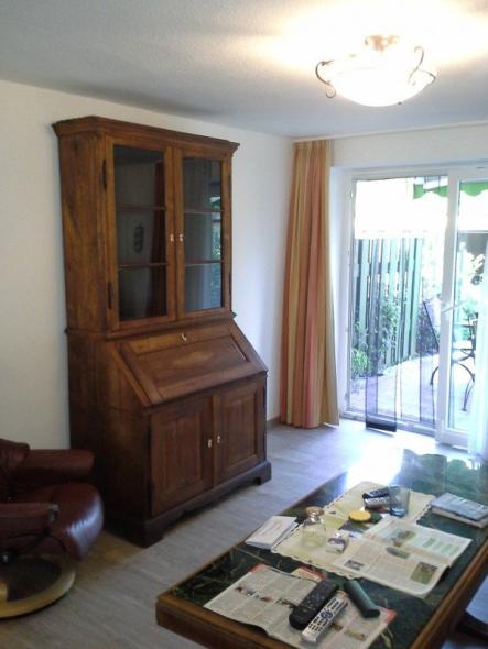 Restauration eines Tellerschrankes (seitliche Ansicht)