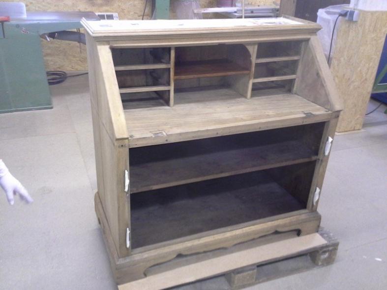 Restauration eines Tellerschrankes (vorher)