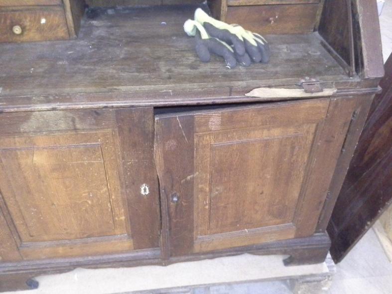 Restauration eines Tellerschrankes (Nahaufnahme)