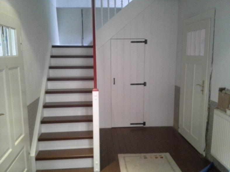 Treppe mit Podest und integriertem Schrank (Ansicht von unten)