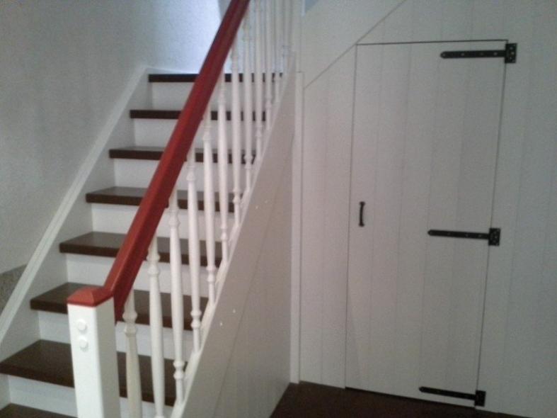 Treppe mit Podest und integriertem Schrank (seitliche Ansicht)