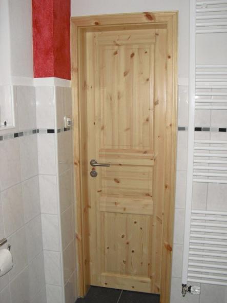 Zimmertür in Badezimmer 